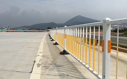道路隔離護(hù)欄 道路隔離護(hù)欄